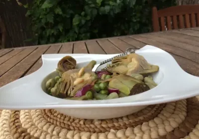 Alcachofas con habas y guisantes