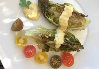 Lechuga asada con salsa de mostaza