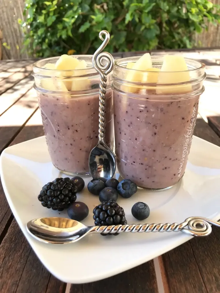 Smoothie de manzana con arándanos y moras