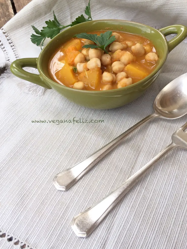 Guiso de patata y garbanzos con tomate natural