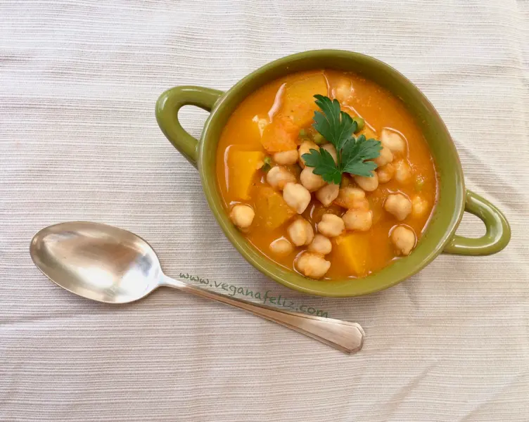 Guiso de patata y garbanzos con tomate natural